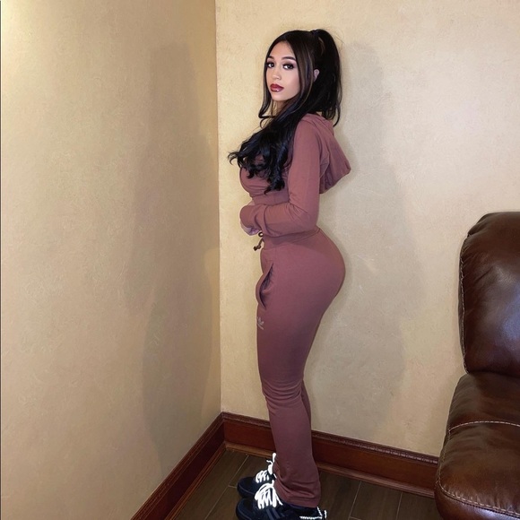 Meet your Posher, Crystal - Picture 1 of 4